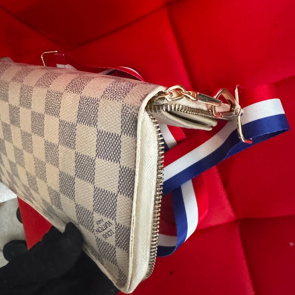 Louis Vuitton
Damier Azur zip large organizer converted
Crossbody pre-loved - Picture 12 of 17